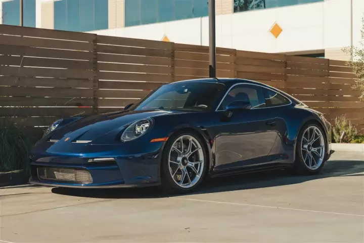 Porsche 911 GT3 Touring (992.1) painted in Gentian Blue Metallic