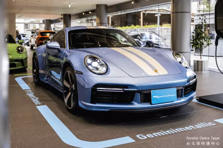 Porsche 911 Sport Classic (992) painted in Gemini Metallic