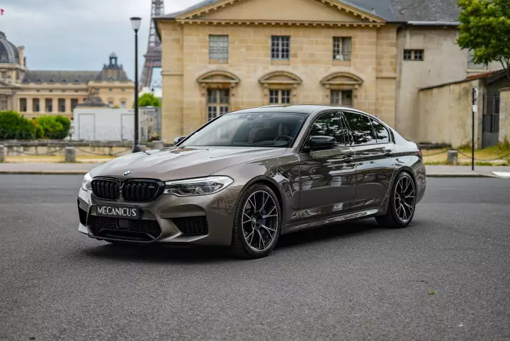 BMW M5 (F90) painted in Sepang Bronze