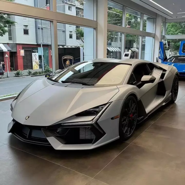 Lamborghini Revuelto painted in Grigio Acheso