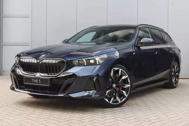 BMW 5 Series Touring (G61) painted in Midnight Sapphire II