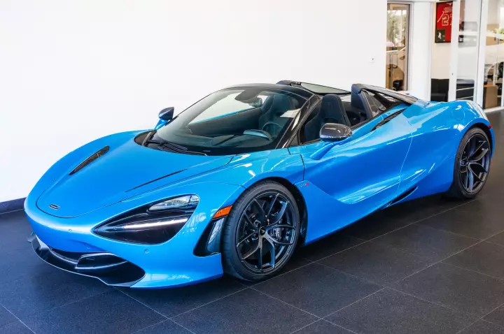 McLaren 720S Spider painted in Kingfisher Blue
