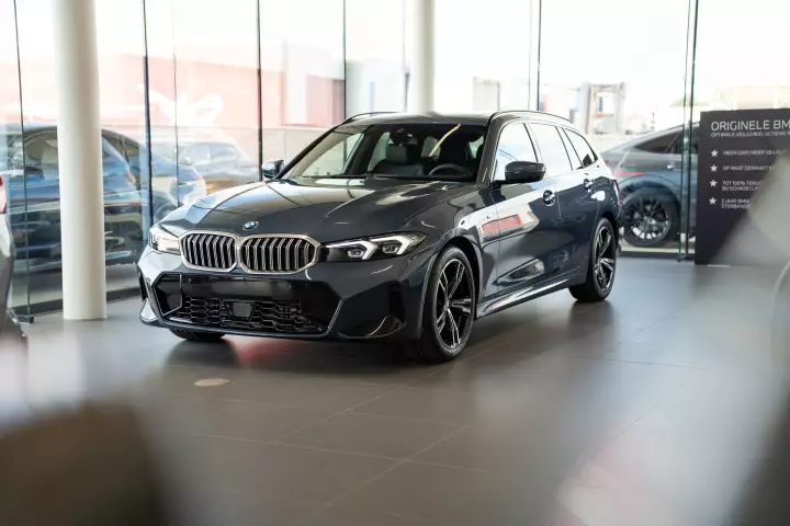 BMW 3 Series Touring (G21) painted in Arctic Race Blue