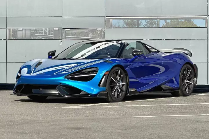 McLaren 765LT Spider painted in Ludus Blue and Burton Blue