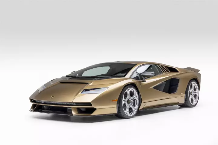 Lamborghini Countach LPI 800-4 (LP112) painted in Bronzo Zante