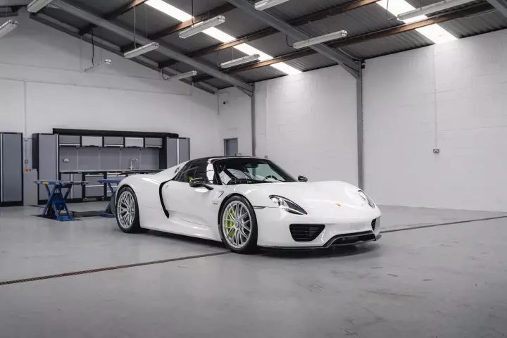 Porsche 918 Spyder painted in Pure White