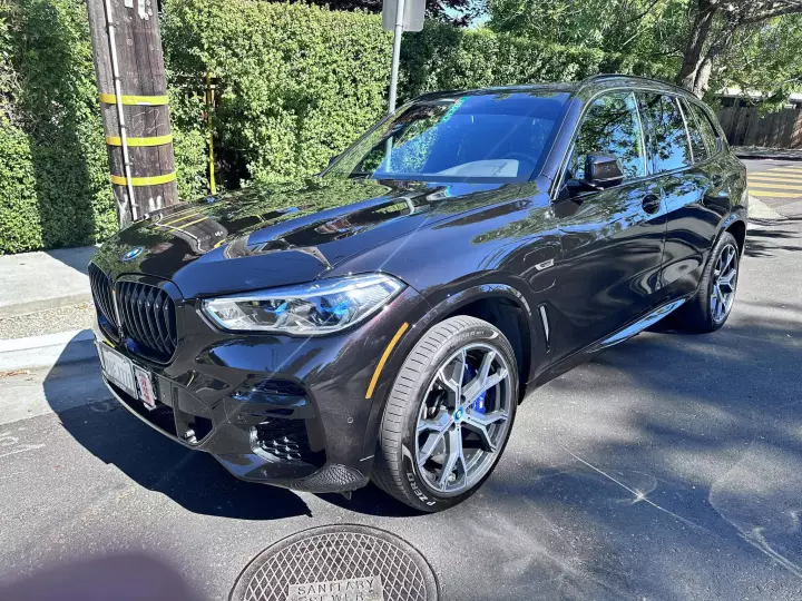 BMW X5 (G05) painted in Ruby Black