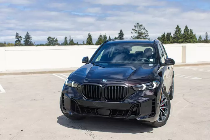 BMW X5 (G05 LCI) painted in Ruby Black