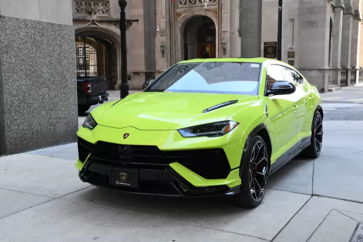 Lamborghini Urus Performante painted in Verde Scandal
