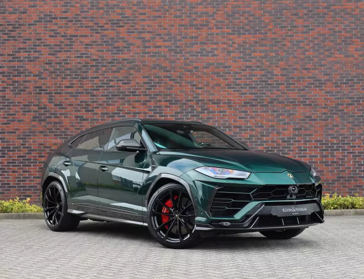 Lamborghini Urus painted in Verde Hydra