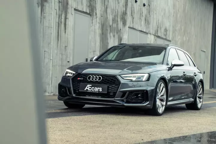 Audi RS4 Avant (B9) painted in Daytona Grey