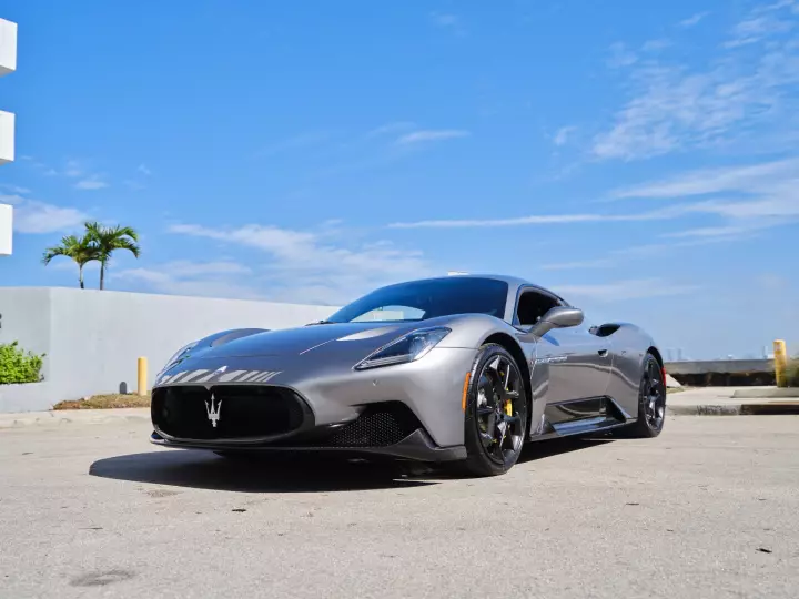Maserati MC20 painted in Grigio Mistero