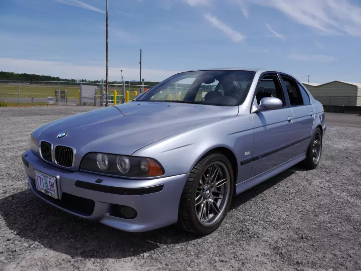 BMW M5 (E39) painted in Blue Water