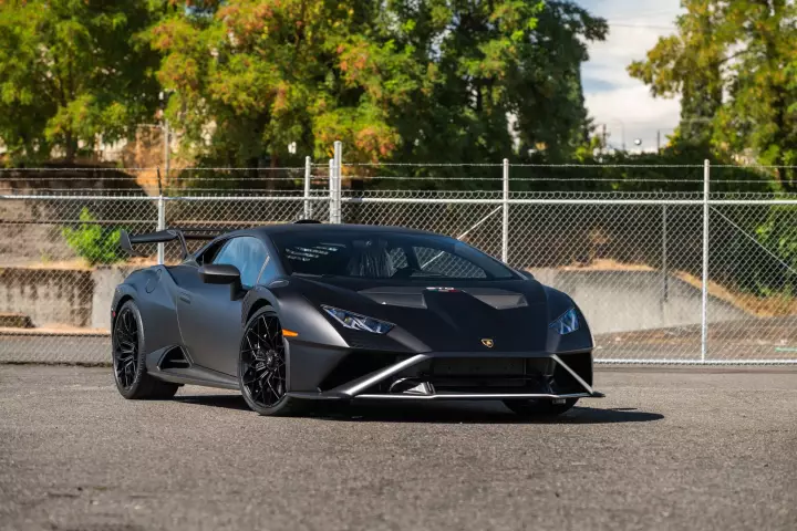 Lamborghini Huracán STO (LP640-2) painted in Nero Nesoi and Nero Nemesis