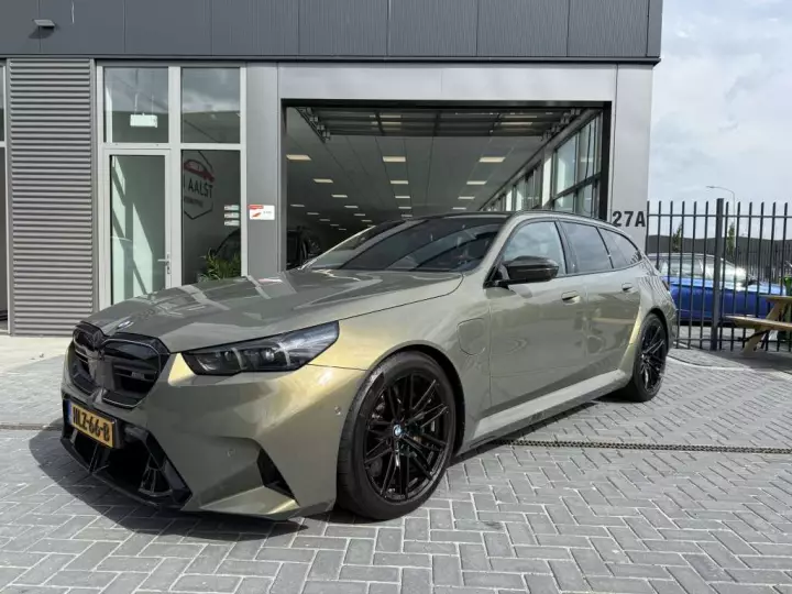 BMW M5 Touring (G99) painted in Brass