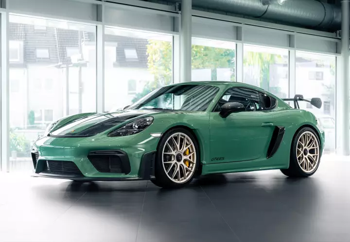 Porsche 718 Cayman GT4 RS (982) painted in Auratium Green