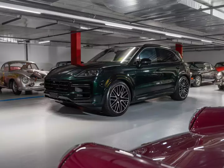 Porsche Cayenne (E3) painted in Deep Green
