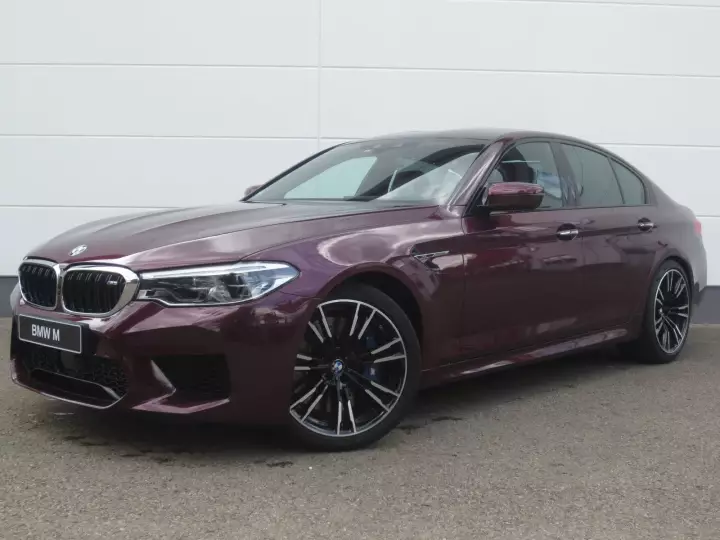 BMW M5 (F90) painted in Wildberry