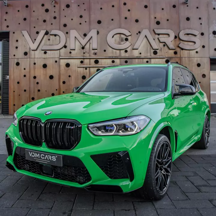 BMW X5 M (G05) painted in Signal Green