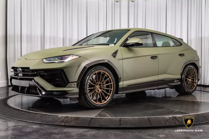 Lamborghini Urus Performante painted in Verde Turbine