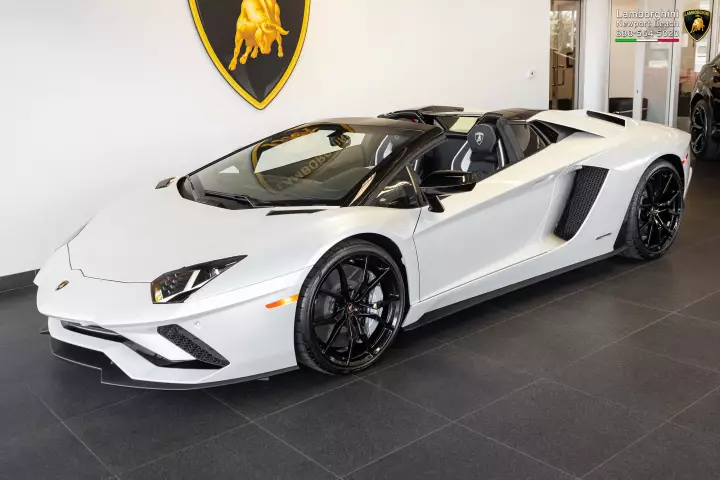 Lamborghini Aventador S Roadster (LP740-4) painted in Balloon White