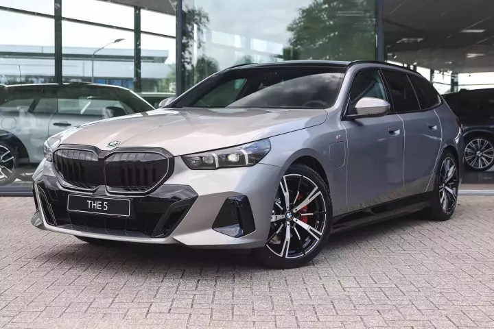 BMW 5 Series Touring (G61) painted in Oxid Grey II
