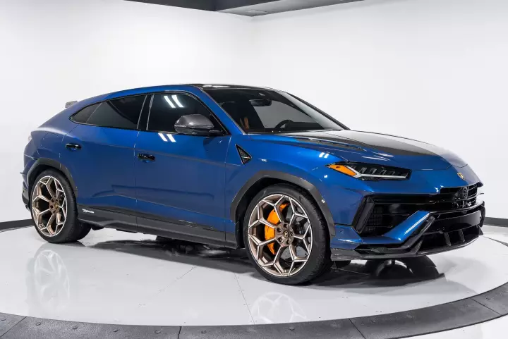 Lamborghini Urus Performante painted in Blu Notte