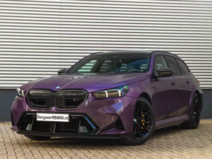 BMW M5 Touring (G99) painted in Daytona Violet
