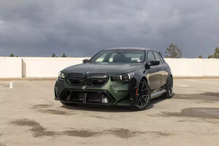 BMW M5 (G90) painted in Malachite Green II