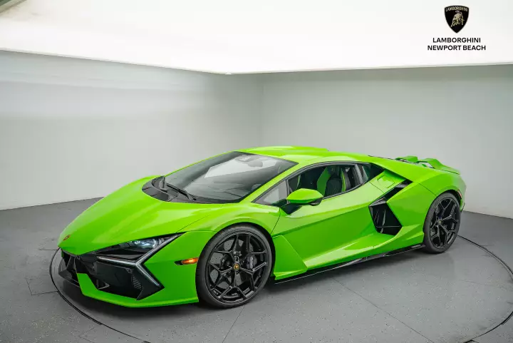 Lamborghini Revuelto painted in Verde Mantis