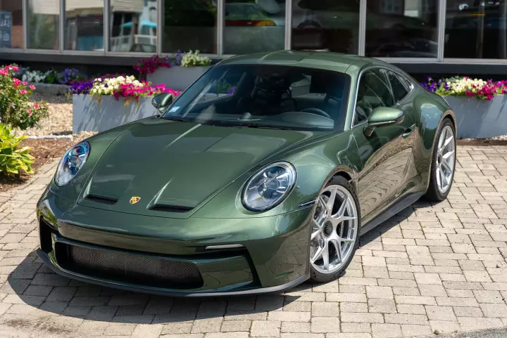 Porsche 911 S/T (992) painted in Oak Green Metallic