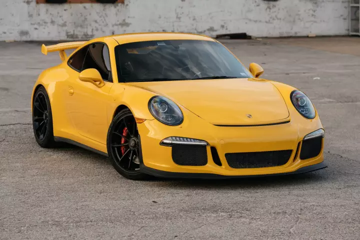 Porsche 911 GT3 (991.1) painted in Signal Yellow