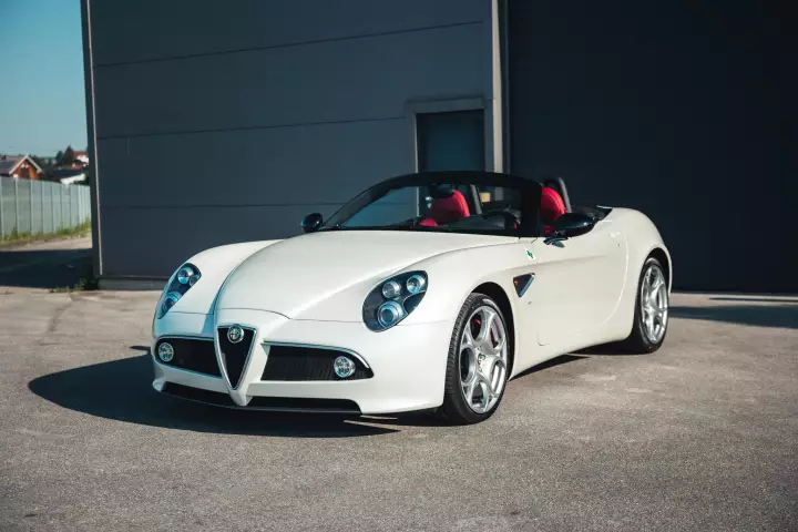 Alfa Romeo 8C Spider painted in Bianco Madreperla