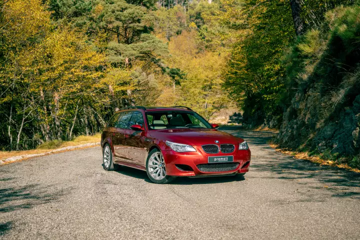 BMW M5 Touring (E61) painted in Indianapolis Red