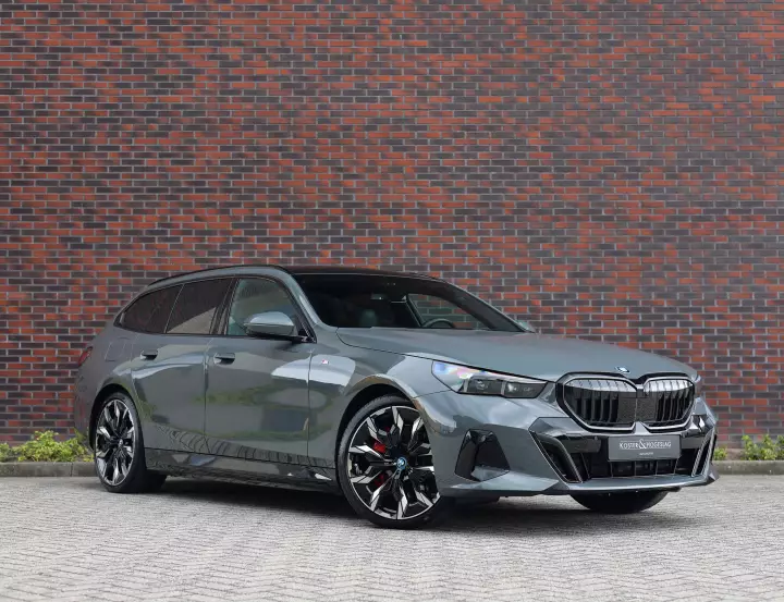 BMW 5 Series Touring (G61) painted in Grigio Telesto