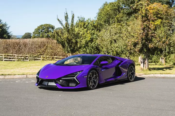 Lamborghini Revuelto painted in Viola Pasifae