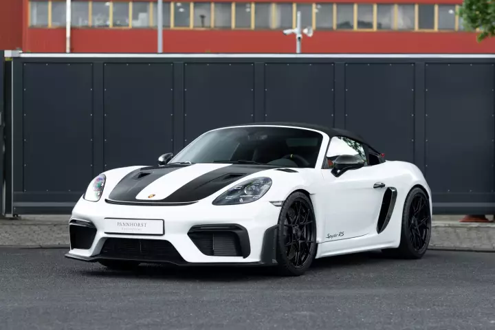 Porsche 718 Spyder RS (982) painted in Pure White