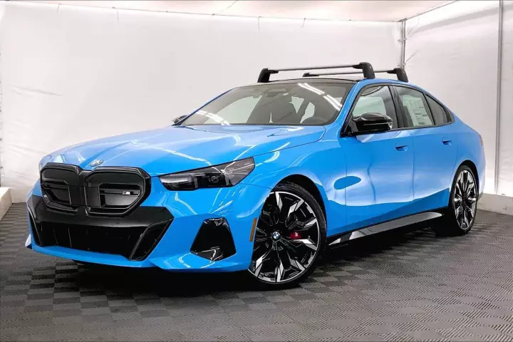BMW i5 (G60) painted in Riviera Blue