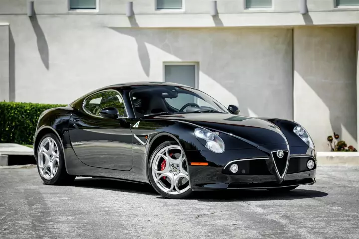 Alfa Romeo 8C Competizione painted in Nero