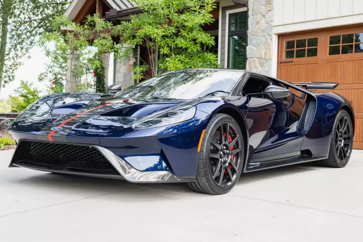 Ford GT Carbon Series painted in Kona Blue