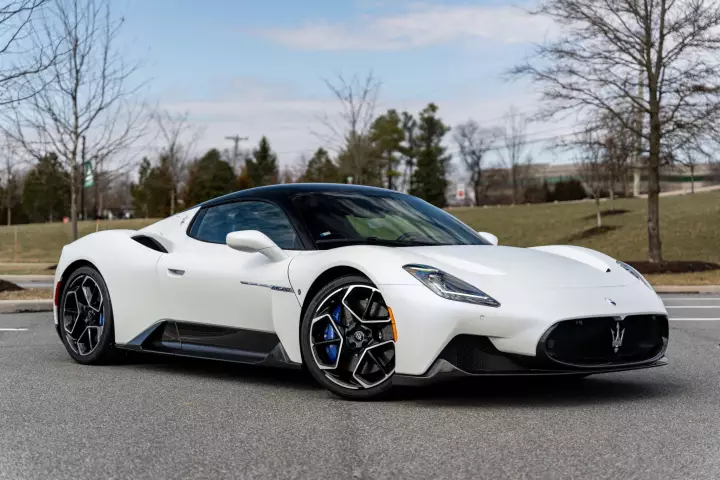 Maserati MC20 painted in Bianco Audace and Nero Enigma