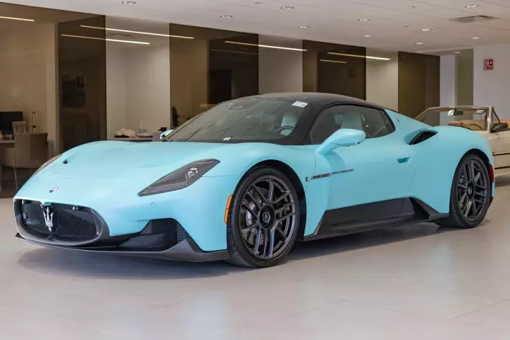 Maserati MC20 painted in Digital Mint and Nero Enigma