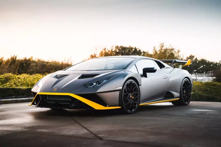 Lamborghini Huracán STO (LP640-2) painted in Grigio Titans and Giallo Belenus