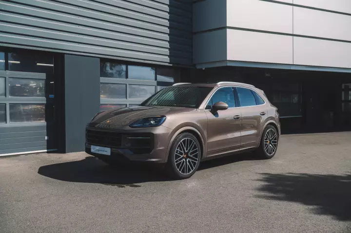 Porsche Cayenne (E3) painted in Soho Brown