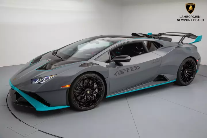 Lamborghini Huracán STO (LP640-2) painted in Grigio Telesto and Blu Glauco