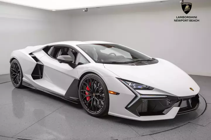 Lamborghini Revuelto painted in Bianco Asopo