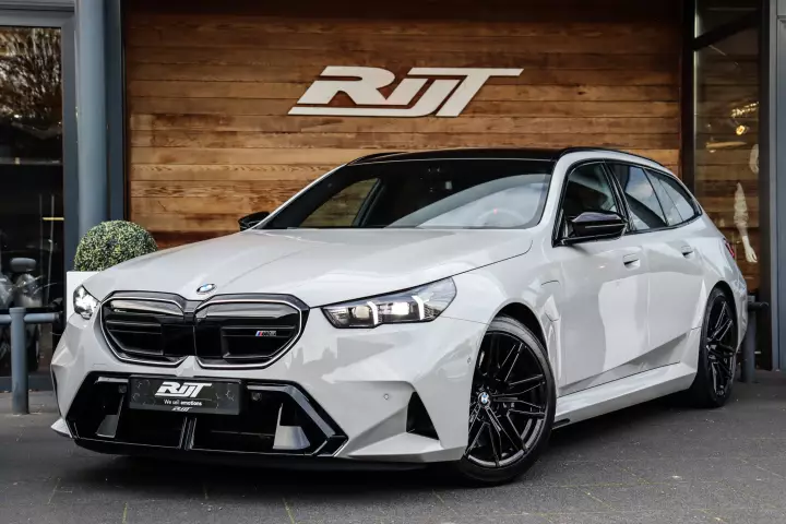 BMW M5 Touring (G99) painted in Crayon