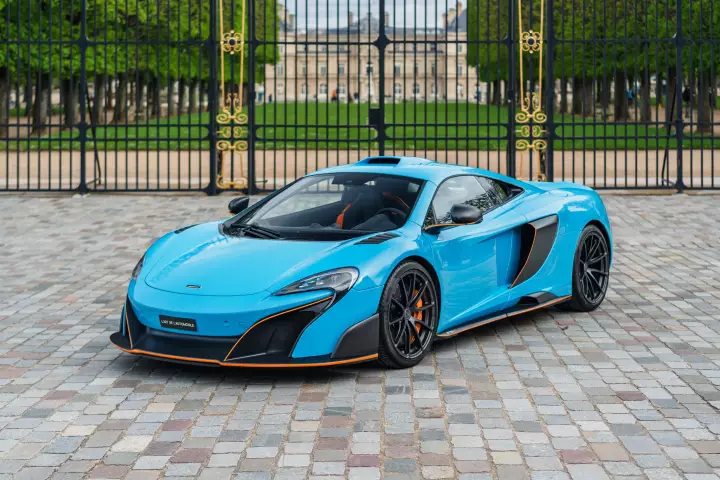 McLaren 675LT painted in Fistral Blue
