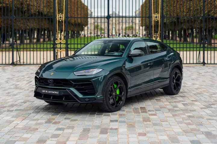 Lamborghini Urus painted in Verde Lares