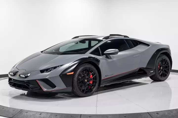 Lamborghini Huracán Sterrato painted in Grigio Vulcano